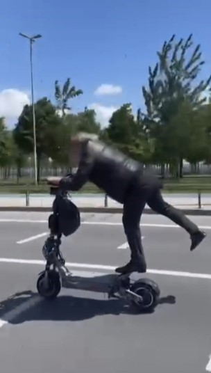 İstanbul’da tehlikeli scooter yolculuğu kamerada