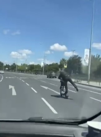 İstanbul’da tehlikeli scooter yolculuğu kamerada
