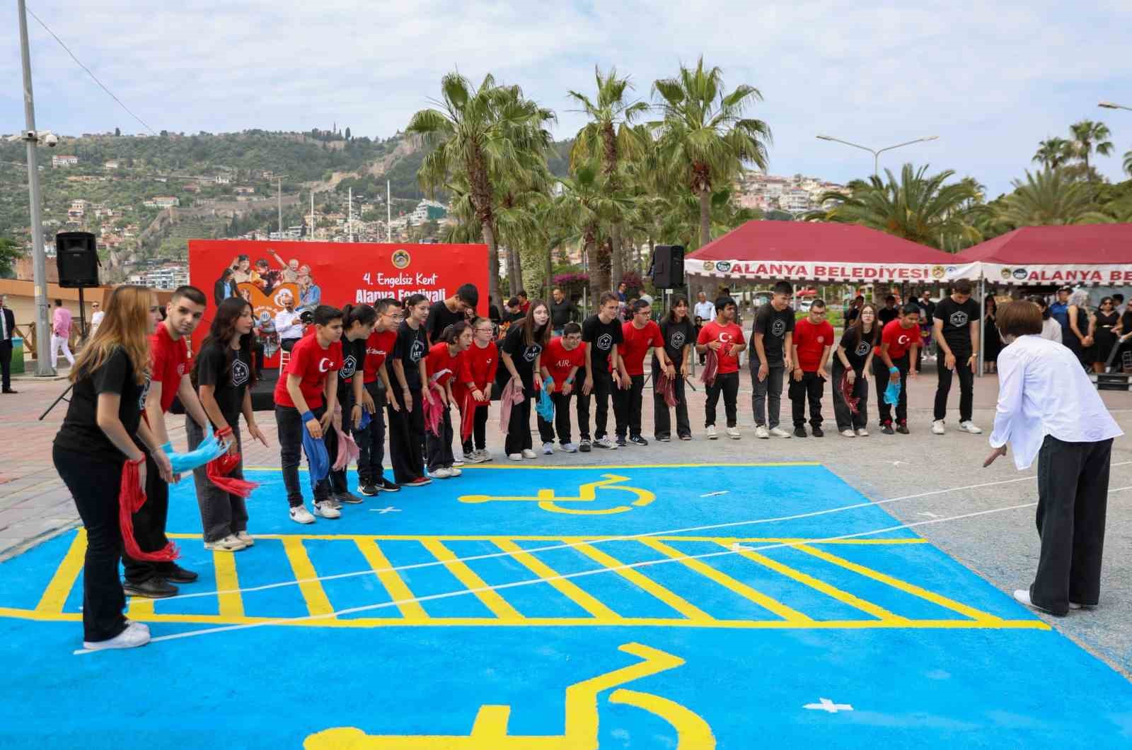 Alanya’da engelsiz halk plajı hizmete açıldı