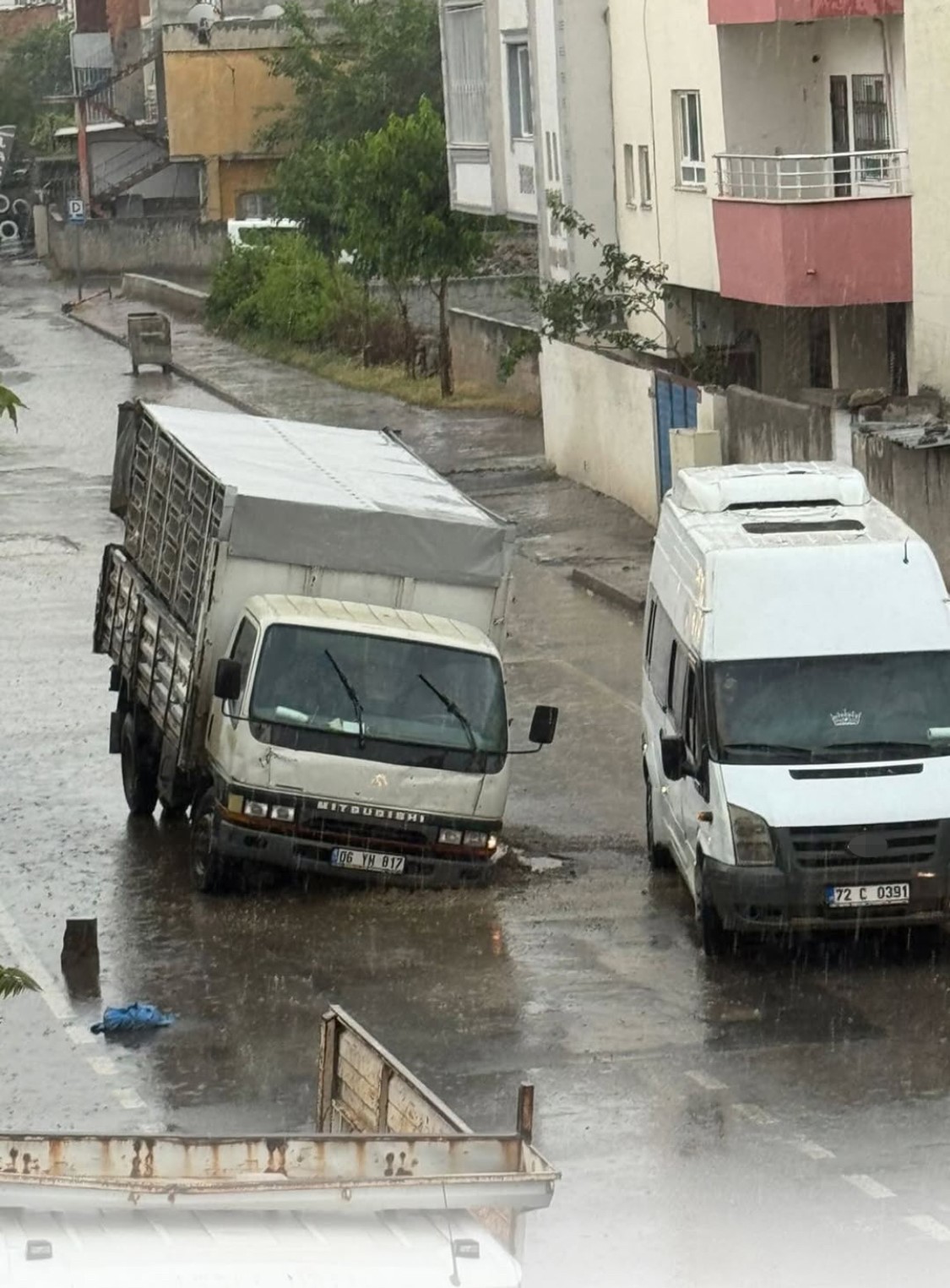 Batman’da altyapı çalışması sonrası yol çöktü: Seyir halindeki kamyonet zarar gördü