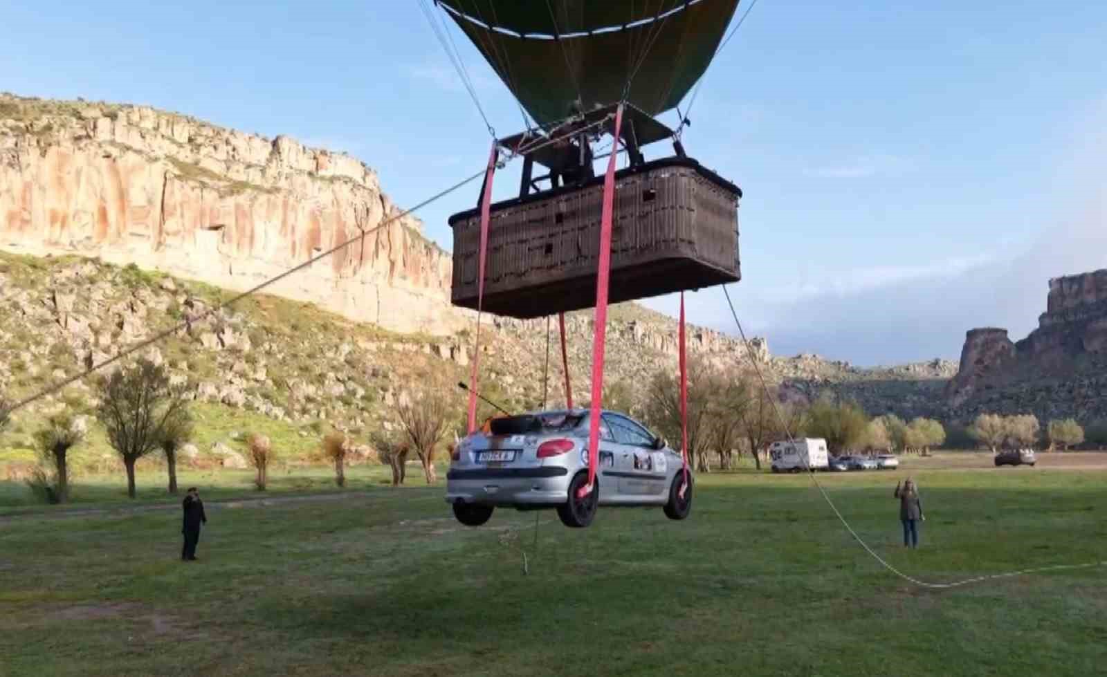 Aksaray&rsquo;da balonla otomobil u&ccedil;urdular
