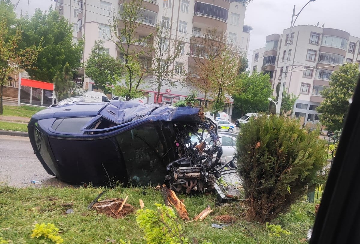 Kontrolden çıkan otomobil refüje çarptı: 2 yaralı