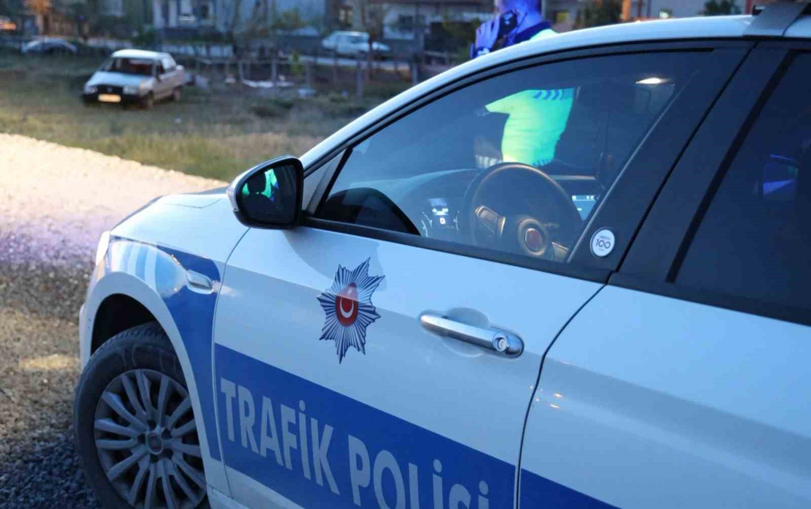 Otomobil şarampole devrildi: S&uuml;r&uuml;c&uuml; alkoll&uuml; ve ehliyetsiz &ccedil;ıktı
