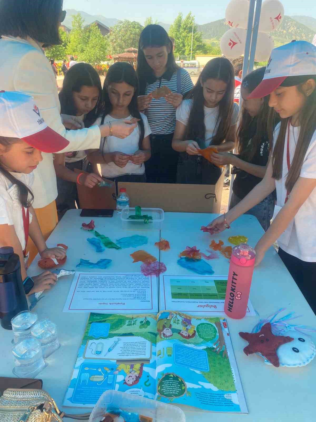 Alaşehir BİLSEM&rsquo;de T&Uuml;BİTAK 4006 Bilim Fuarı a&ccedil;ıldı
