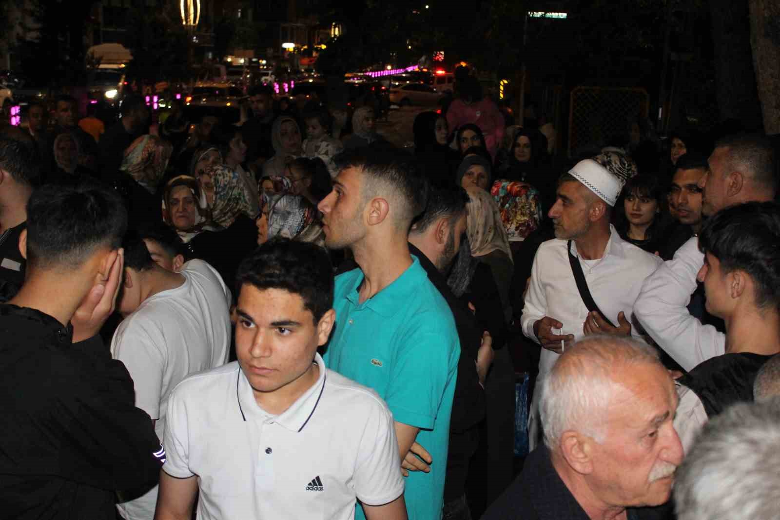 Siirt’in hacı adayları kutsal topraklara gözyaşlarıyla uğurlandı