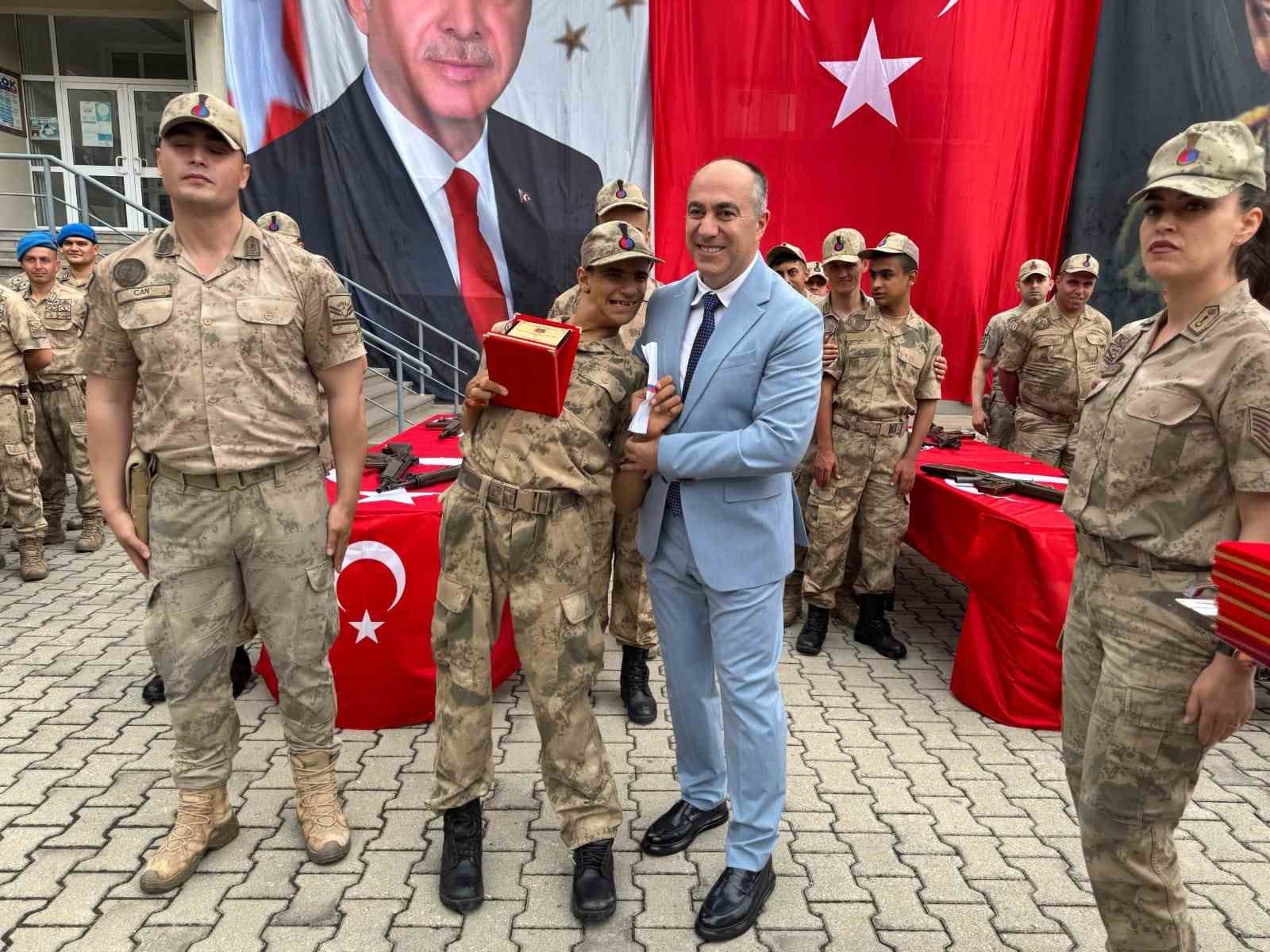 Kamuflaj giyen engelli gençler yemin etti