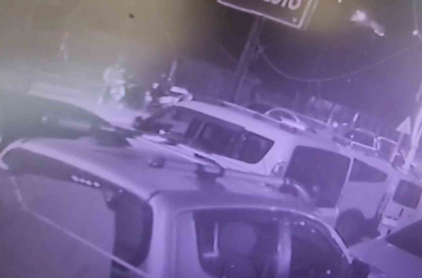 Motosiklet kaskı çalan şahısların o anları kamerada
