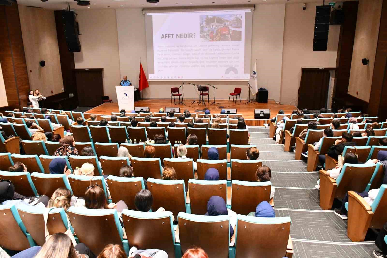 Hemşirelik Haftası’nda hemşirelerin önemi anlatıldı

