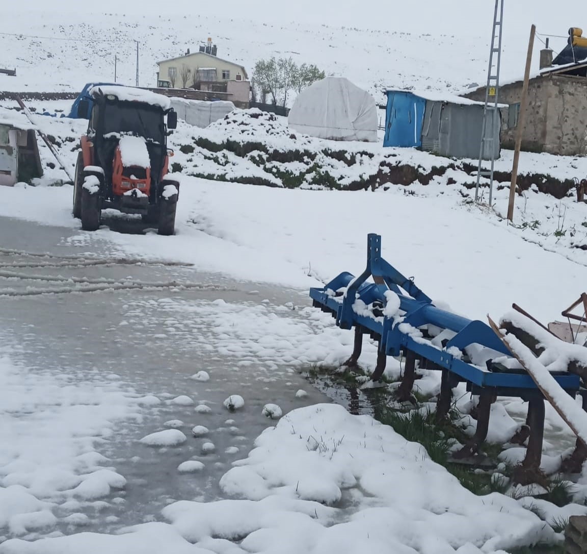 Aşkale’de kar sürprizi