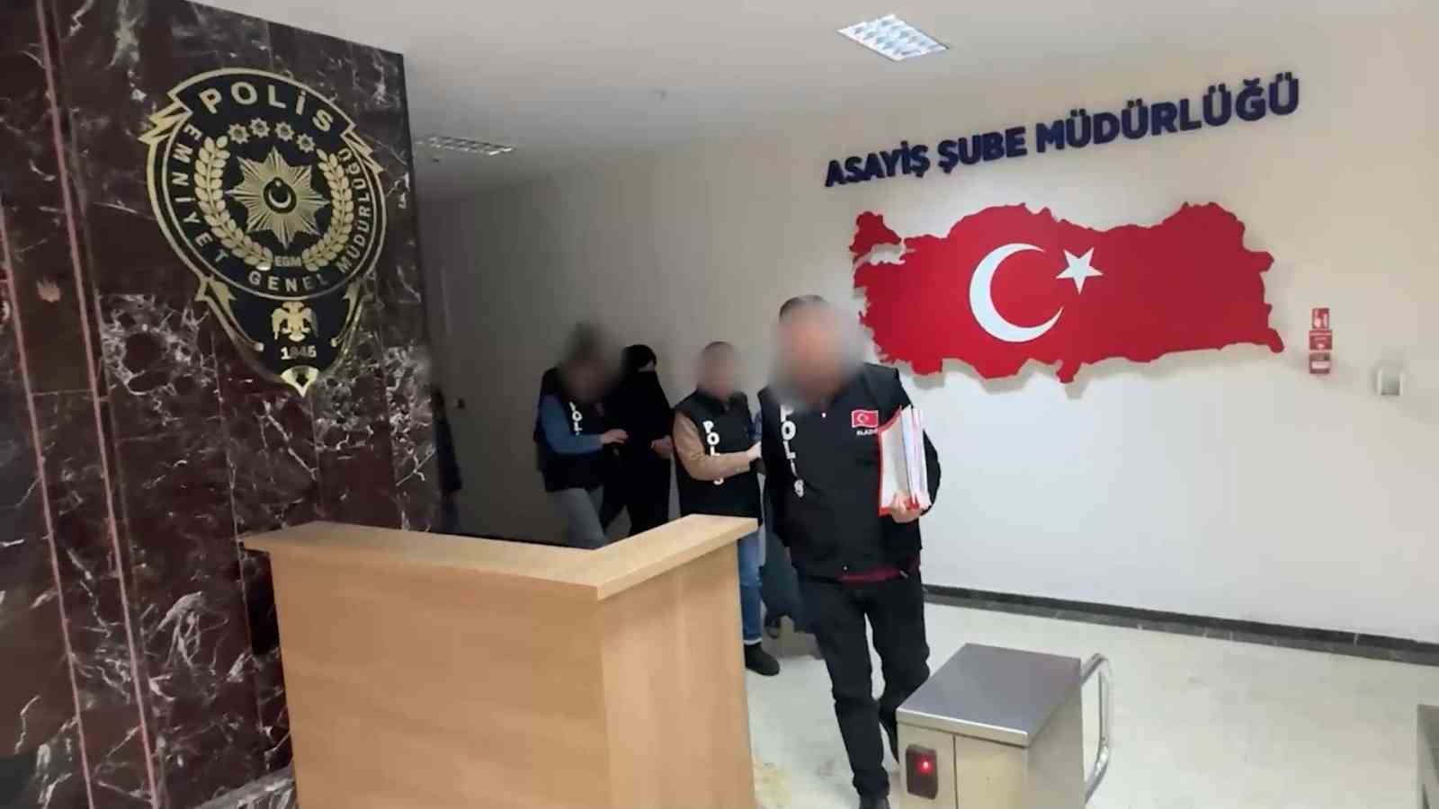 Elazığ&rsquo;da 416 bin liralık ziynet eşyası &ccedil;alan kadın ş&uuml;pheliler yakalandı
