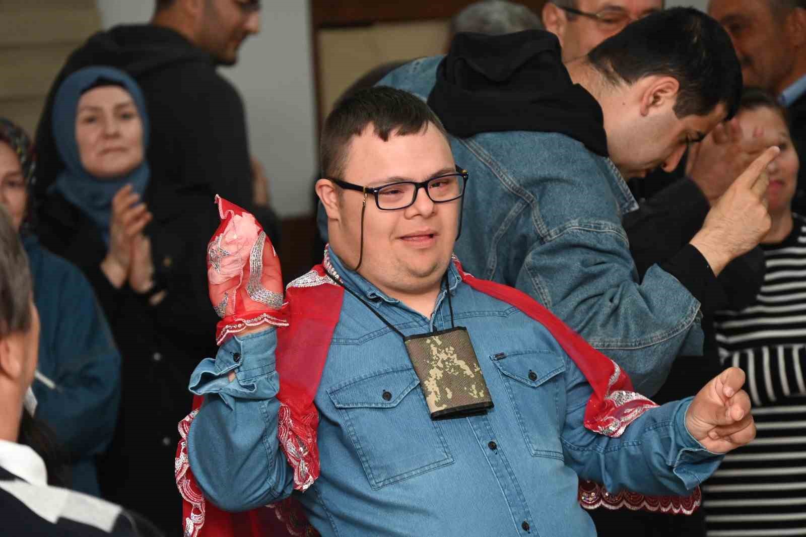 Bozüyük’te engelli gençlere asker kınası yakıldı