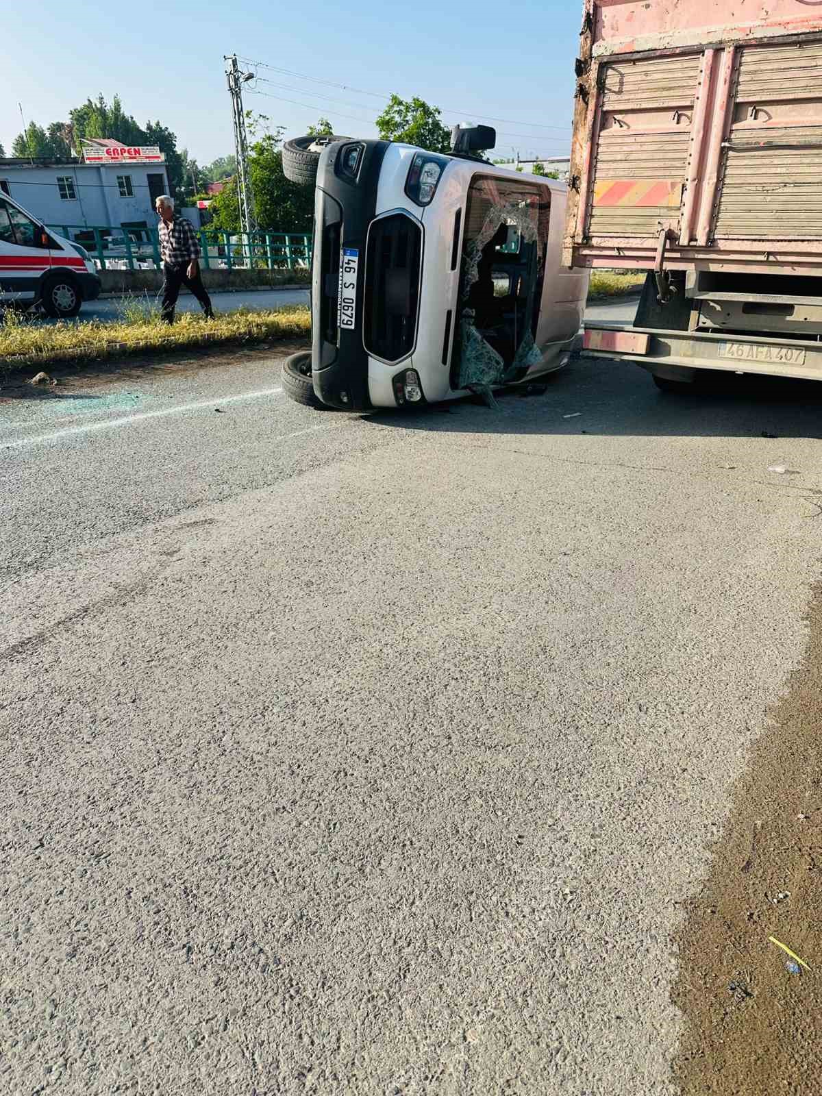 Kahramanmaraş&rsquo;ta iş&ccedil;i servisi ile otomobil &ccedil;arpıştı: 12 yaralı
