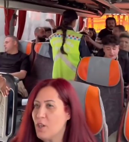 Yolda durdurulan korodan jandarmaya konser
