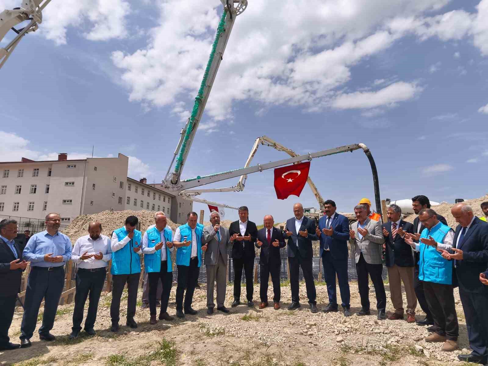 Hafızlık ve Kur&rsquo;an kursu temeli dualarla atıldı
