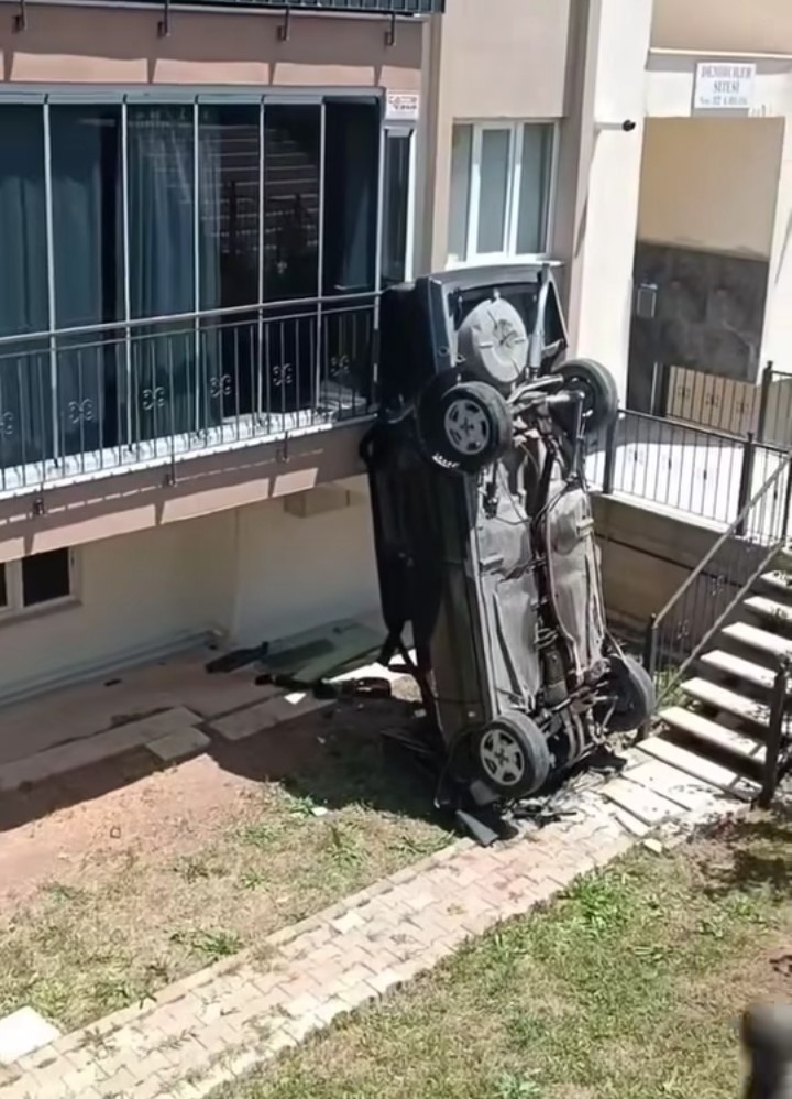 Kadın aday sürücü apartmanın bahçesine uçtu