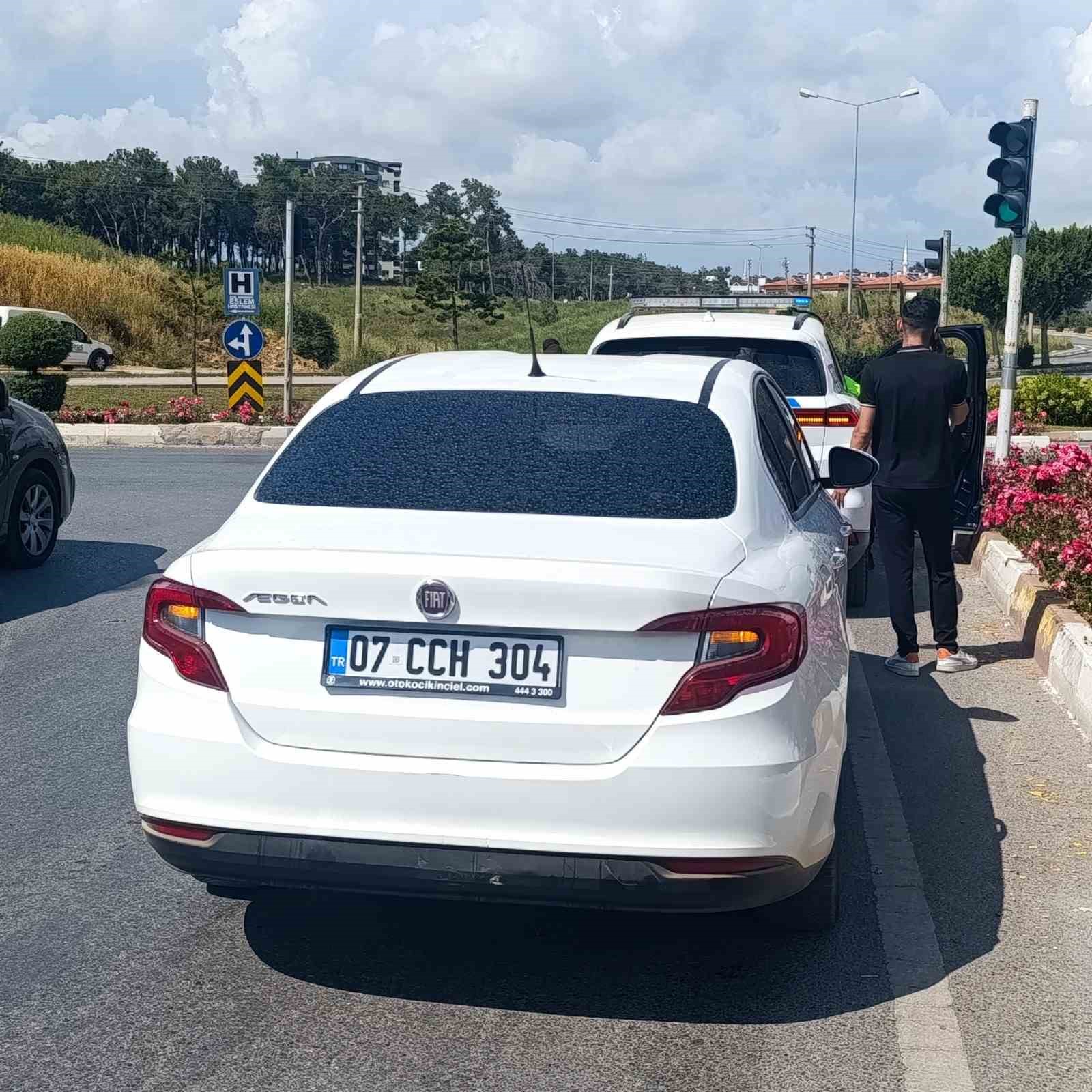 Manavgat’ta geri manevra yapan otomobil, motosiklete çarptı: 1 yaralı