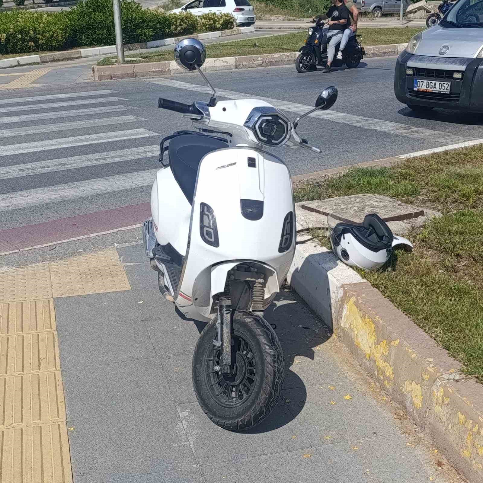 Manavgat&rsquo;ta geri manevra yapan otomobil, motosiklete &ccedil;arptı: 1 yaralı
