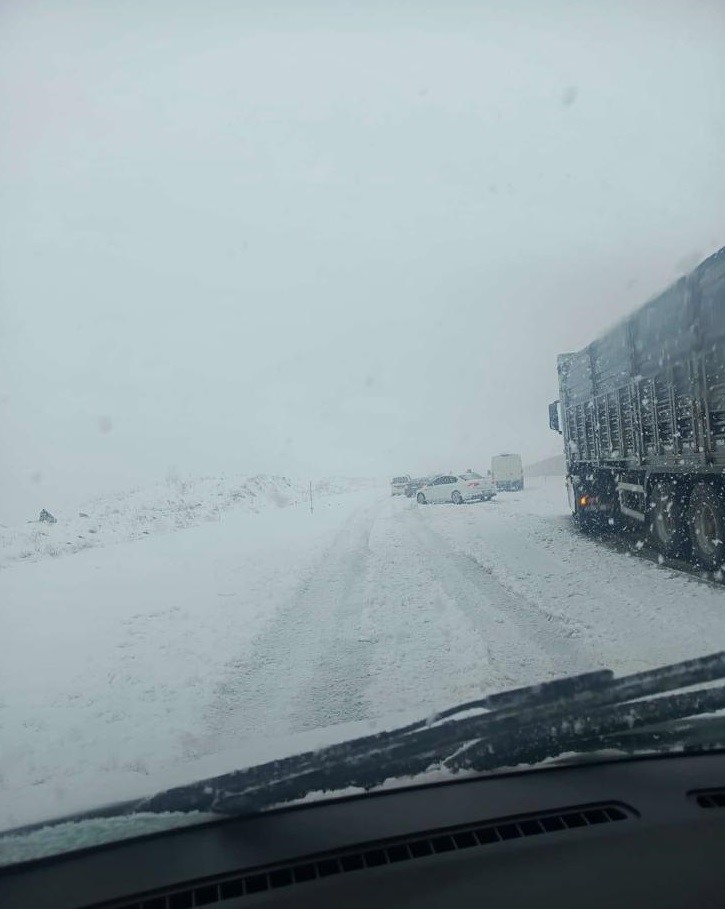 Paland&ouml;ken ge&ccedil;idinde ulaşıma kar ve tipi engeli
