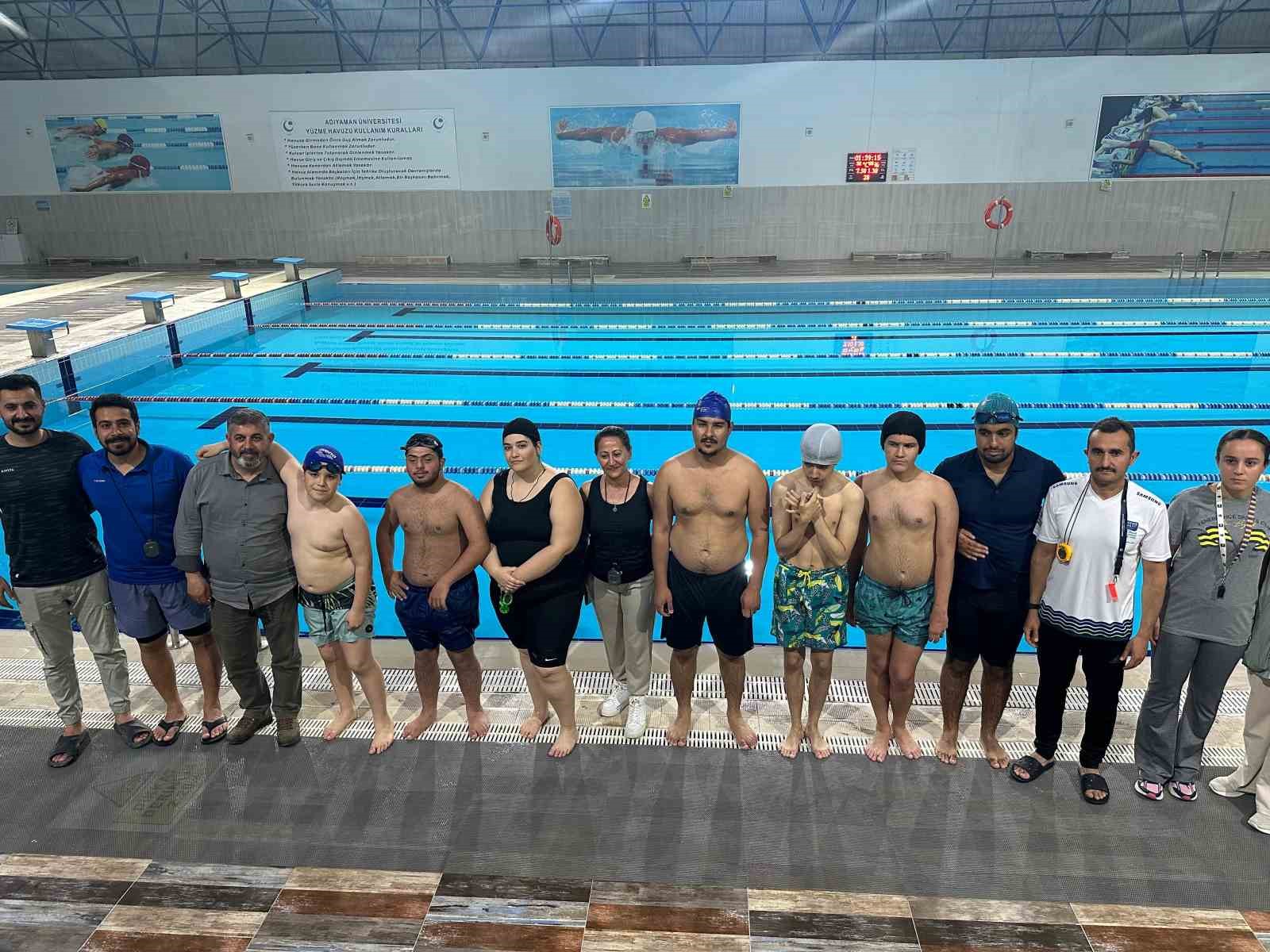 &Ouml;zel sporcuların y&uuml;zme yarışında renkli g&ouml;r&uuml;nt&uuml;ler ortaya &ccedil;ıktı
