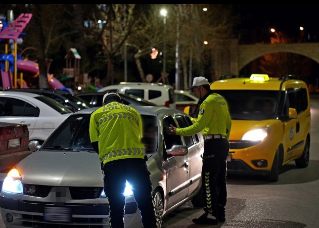 Isparta’da asayiş ve trafik uygulamasında 14 sürücüye ceza kesildi