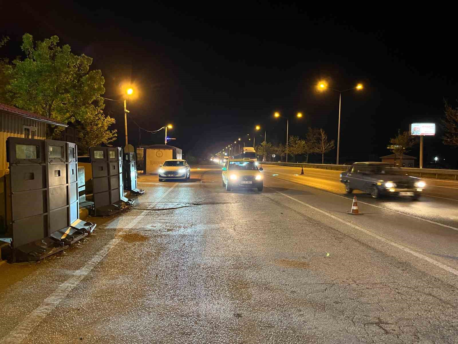 Uygulama noktasından ka&ccedil;maya &ccedil;alışan aracın &ccedil;arptığı polis yaralandı
