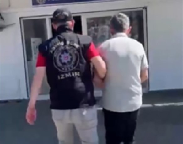 Biri kırmızı b&uuml;ltenle aranan 2 cinayet firarisi İzmir&rsquo;de yakalandı
