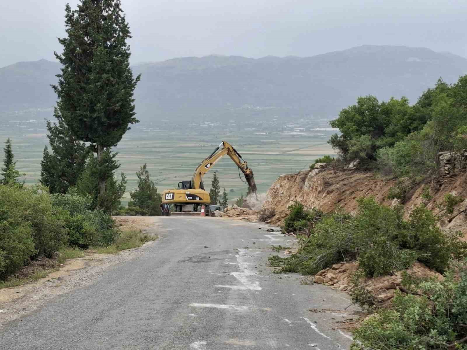 Yenipazar’da yol genişletme çalışmaları sürüyor
