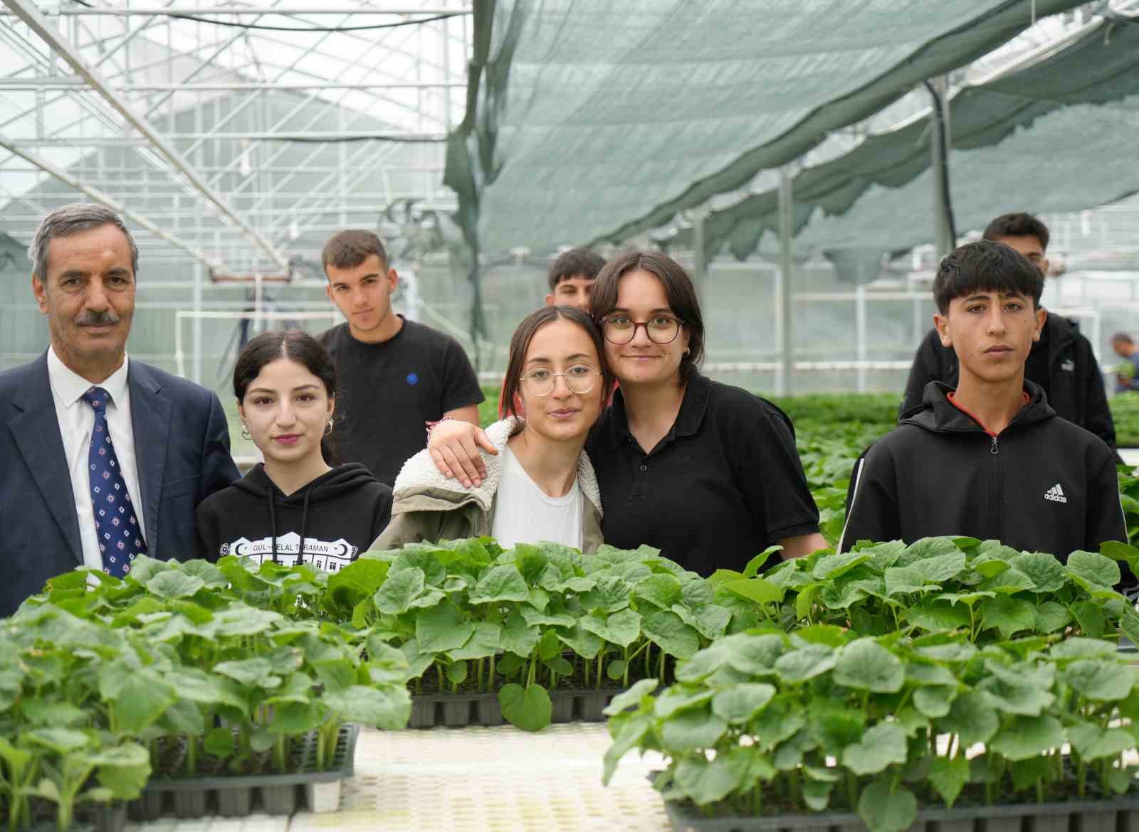 Ata tohumu fidelere &ouml;ğrenci eli değdi: Hem &uuml;retiyorlar hem satıyorlar
