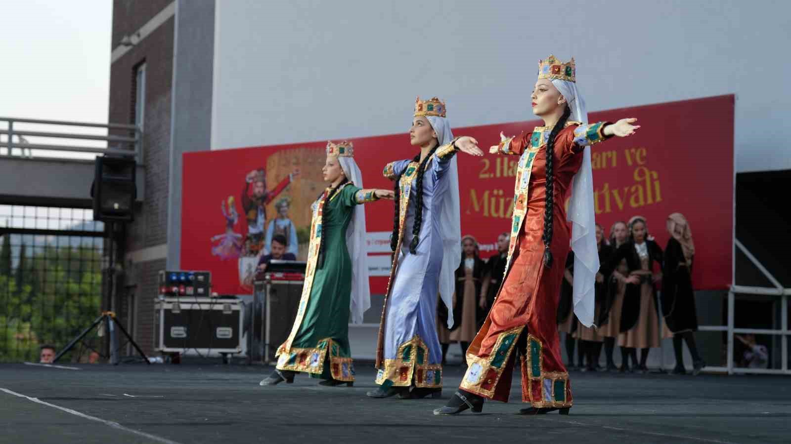 Alanya’da 2’ncisi düzenlenen Uluslararası Halk Dansları ve Müzik Festivali’ne yoğun ilgi