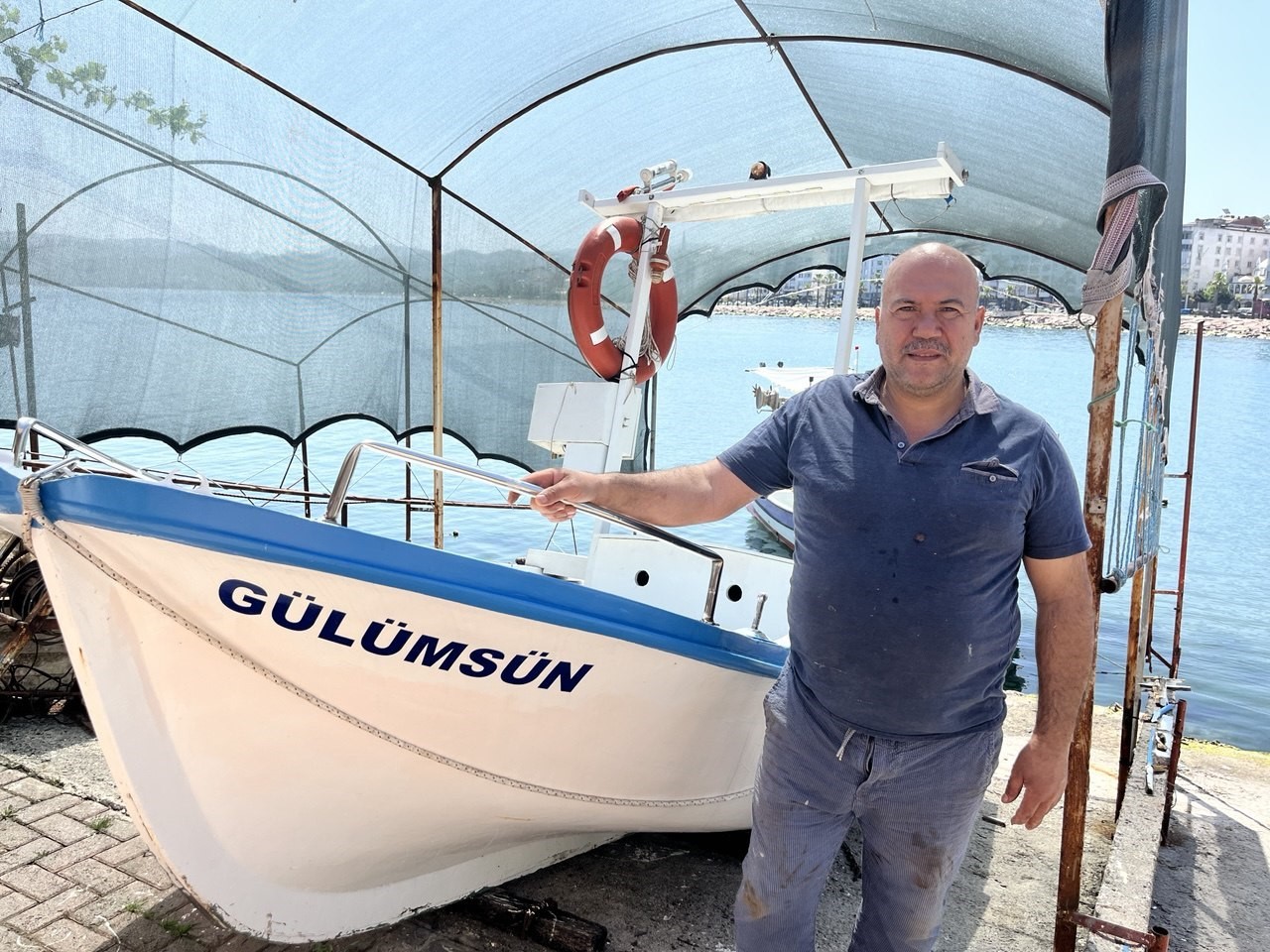 Mobilya ustası, ‘gülümsün’ ismini verdiği kayığı ile çocukluk hevesini gideriyor