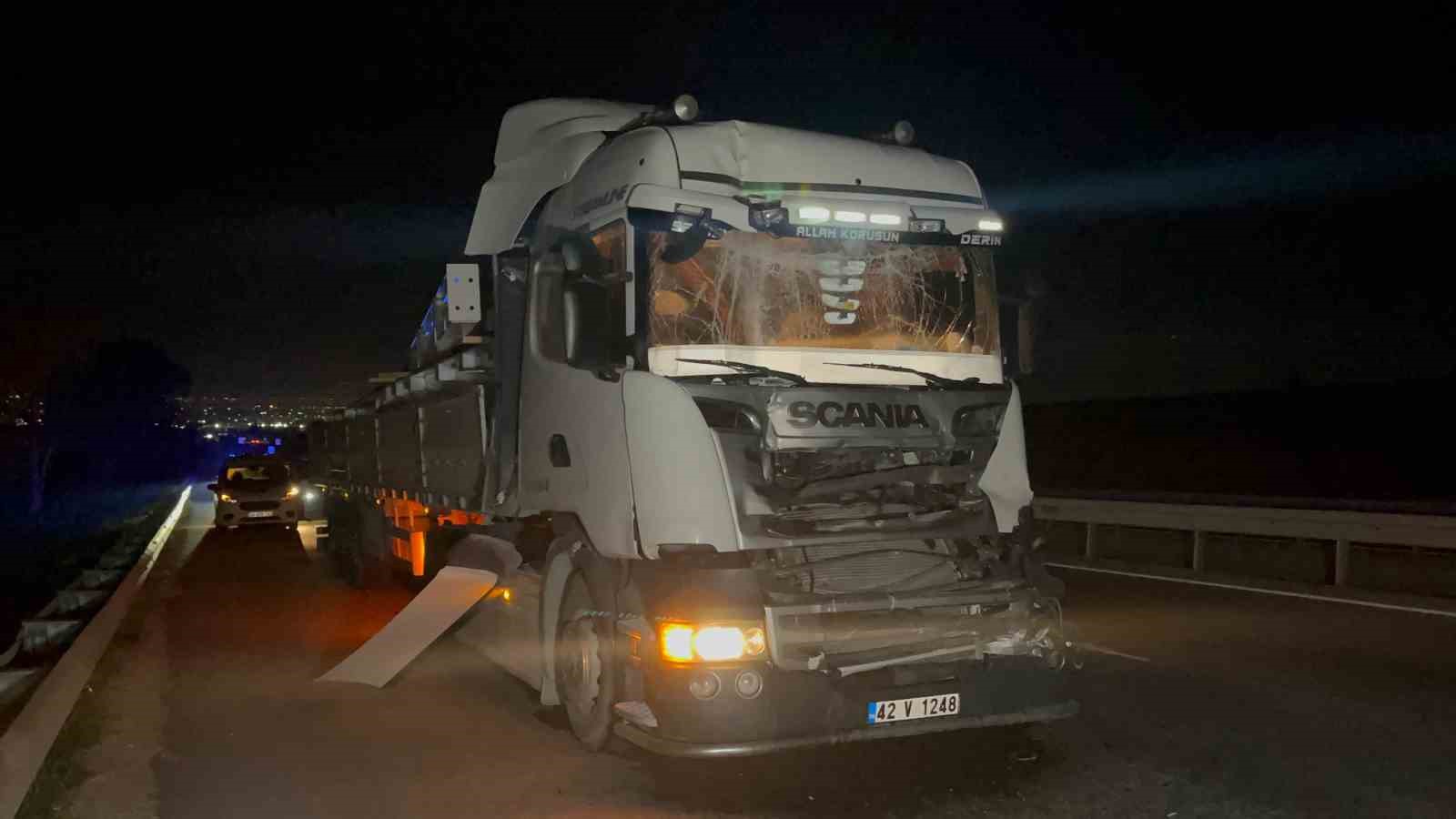 Önündeki tıra çarpan demir yüklü tırın sürücüsü yaralandı