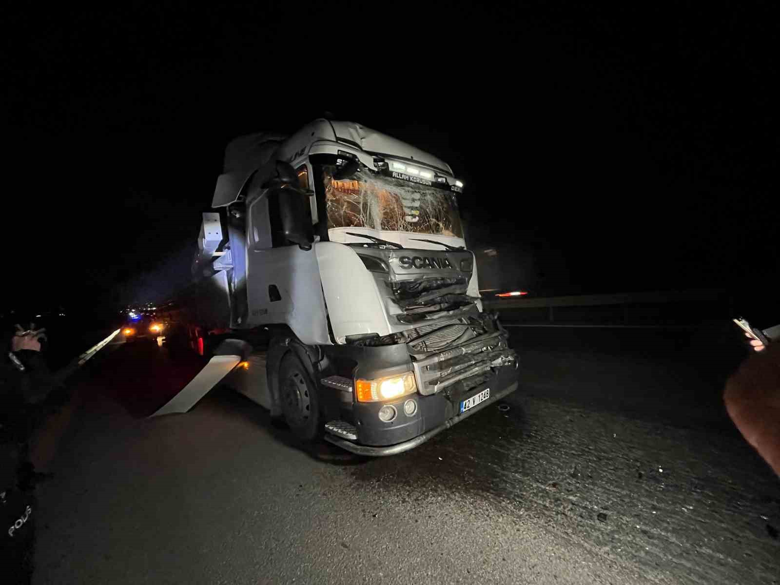 Önündeki tıra çarpan demir yüklü tırın sürücüsü yaralandı