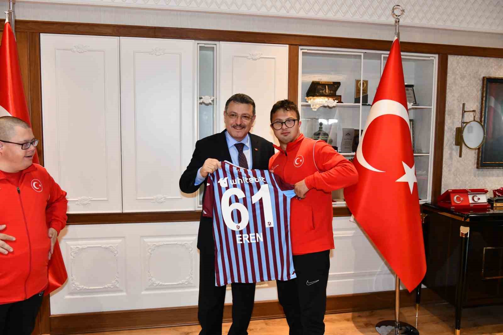 Başkan Gen&ccedil;&rsquo;ten down sendromlu milli sporculara destek
