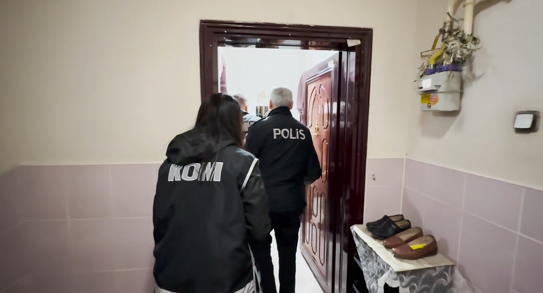 Konya merkezli 3 ilde sahte ehliyet operasyonu: 12 g&ouml;zaltı
