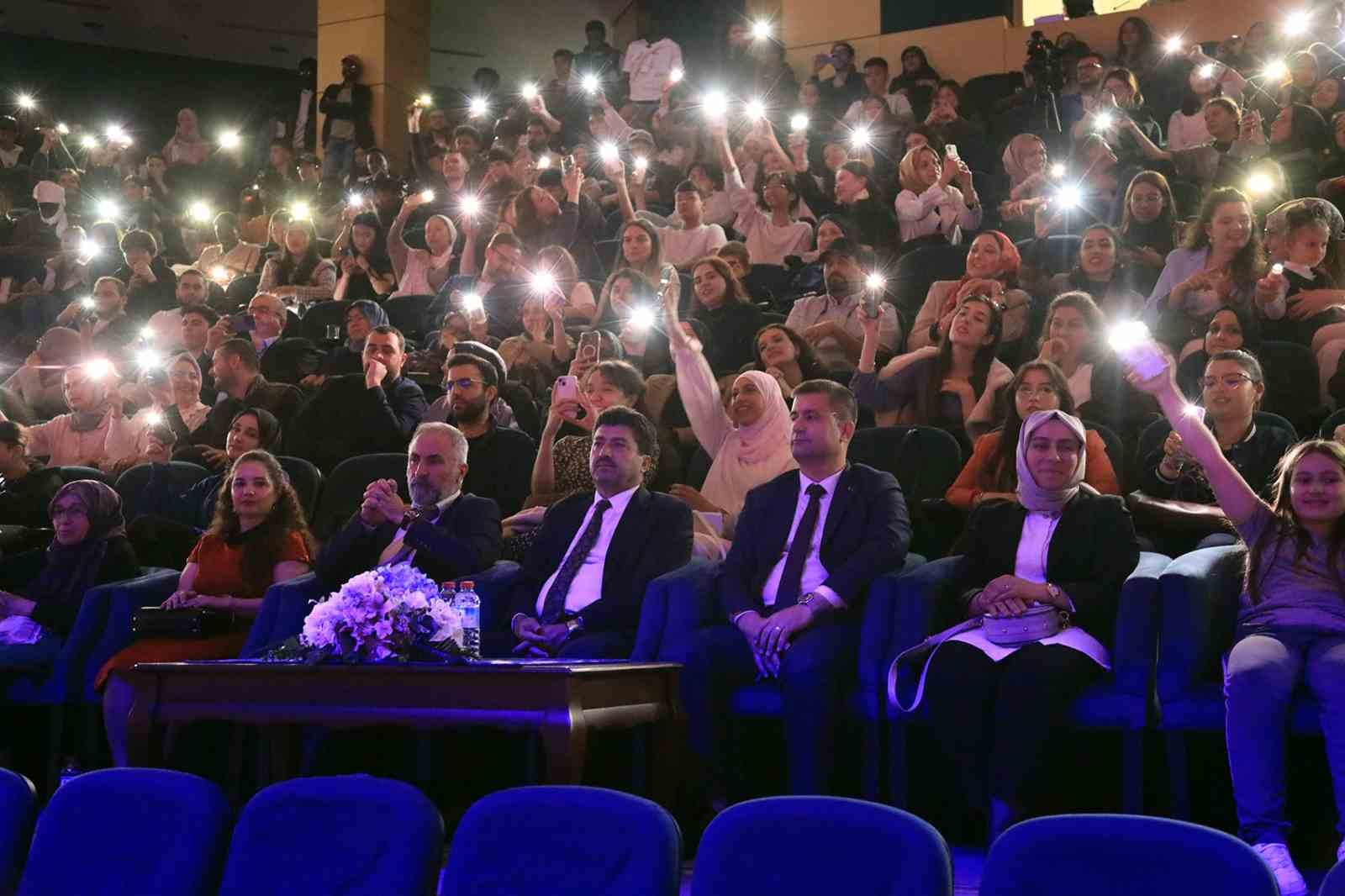 Uluslararası öğrenciler Türk kültürünü sahnede tanıdı