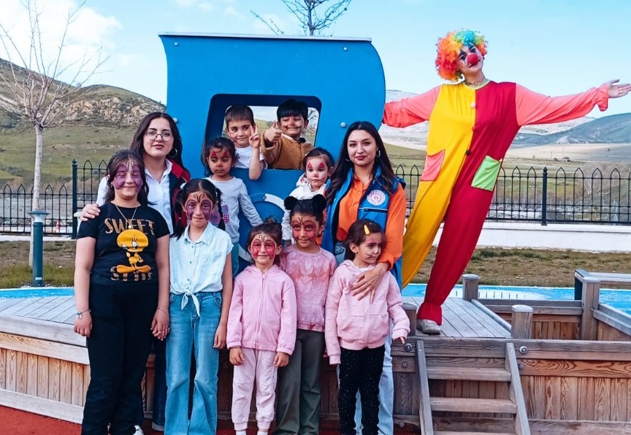 Gönüllü gençler çocukları renklendirdiler