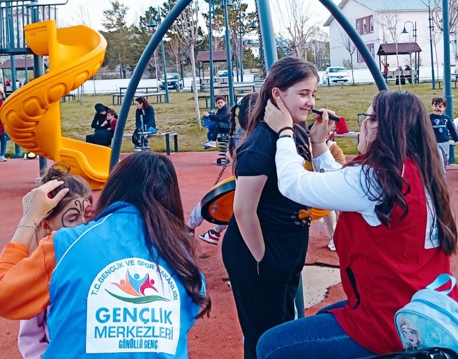 Gönüllü gençler çocukları renklendirdiler