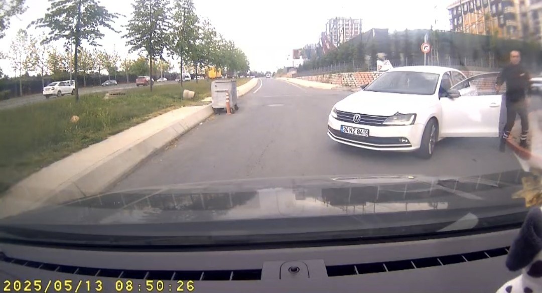 Sultangazi’de inatlaşan sürücülerin yol verme tartışması kamerada
