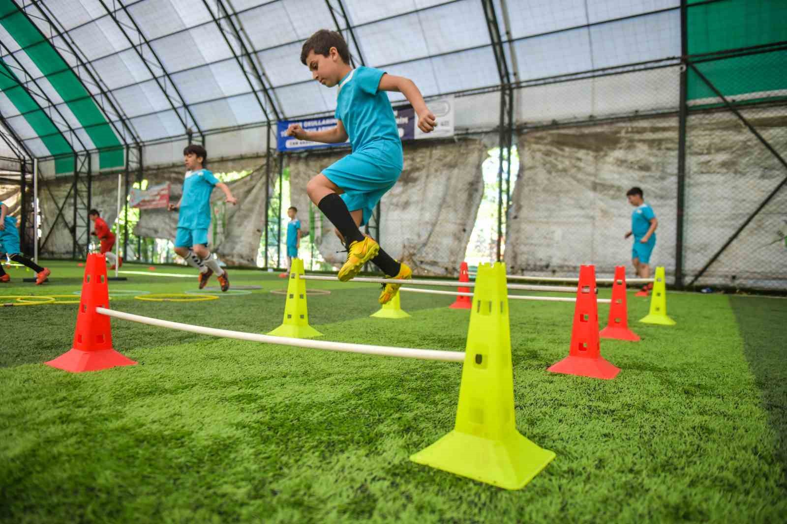 Esenyurt Belediyesi’nden geleceğin futbolcularına destek
