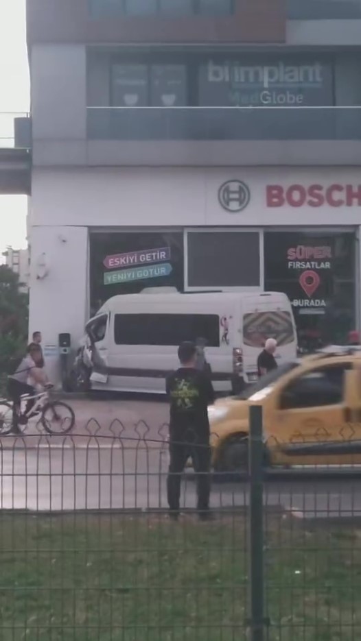 İki servis aracı &ccedil;arpıştı, biri iş yerine daldı
