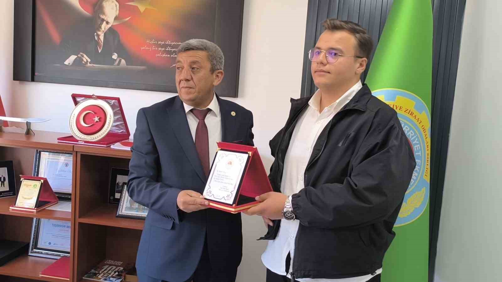 D&uuml;nya &Ccedil;ift&ccedil;iler G&uuml;n&uuml;&rsquo;nde gen&ccedil; ve yaşlı &ccedil;ift&ccedil;iler &ouml;d&uuml;l aldı
