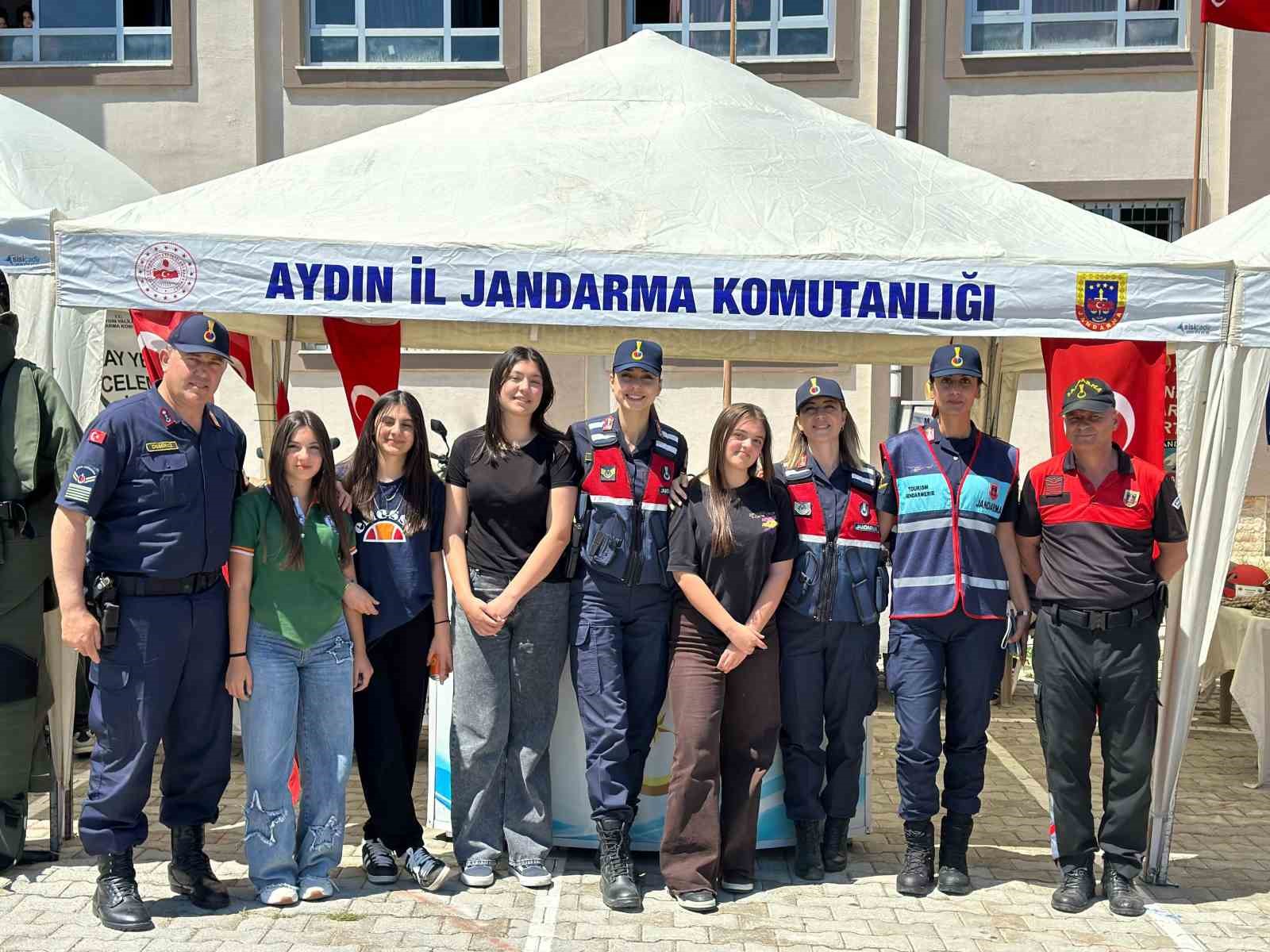 Didim’de öğrencilere jandarma ve sahil güvenlik tanıtıldı
