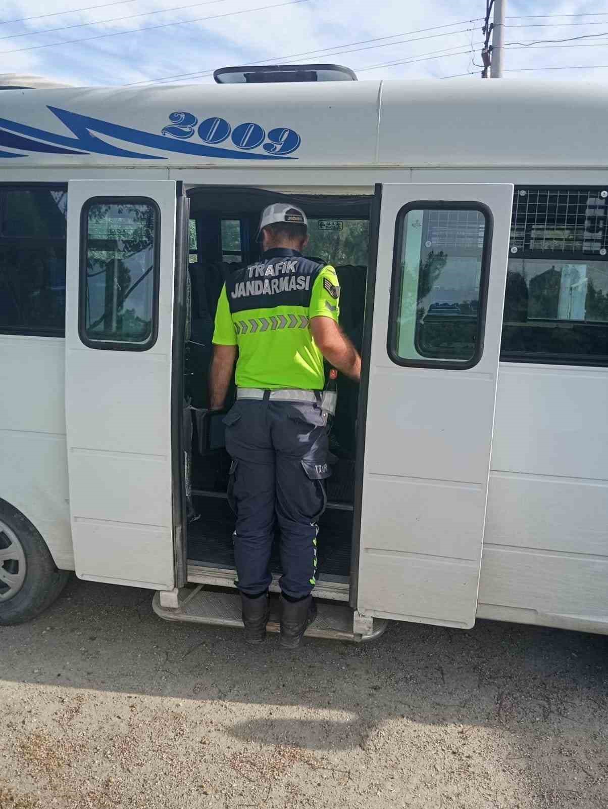 Okul çevreleri ve servis araçlarına sıkı denetim
