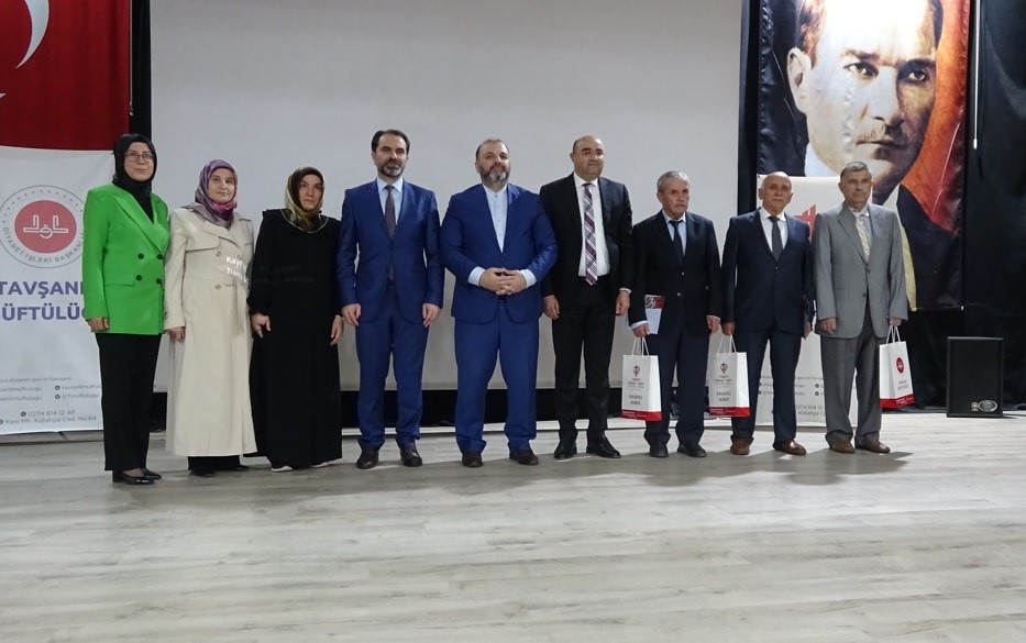 Tavşanlı’da ’Fıtratın Korunması ve Aile’ konferansında işaret diliyle anlatım yapıldı