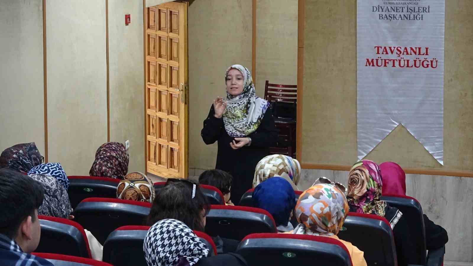 Tavşanlı’da ’Fıtratın Korunması ve Aile’ konferansında işaret diliyle anlatım yapıldı