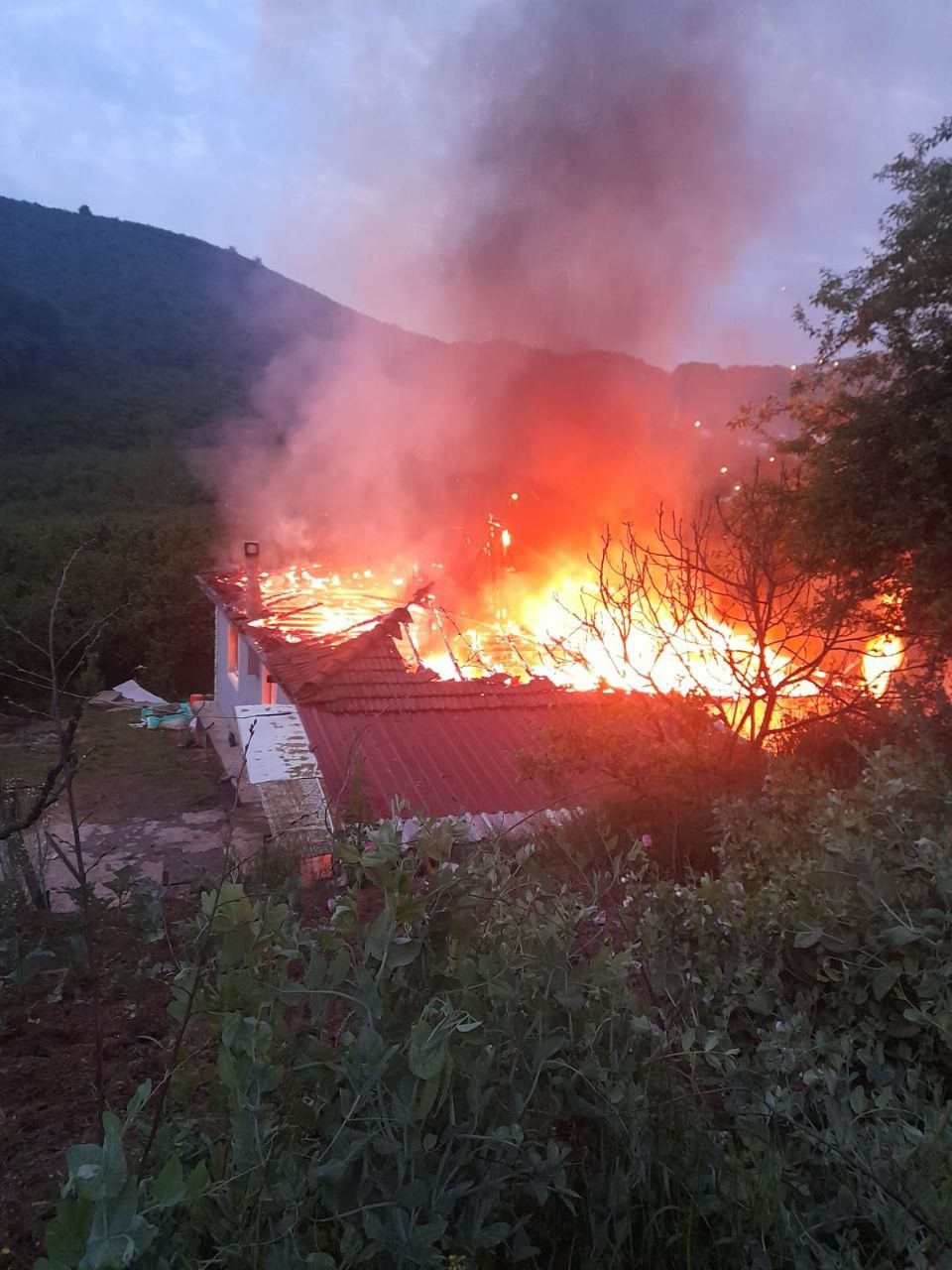 Sakarya&rsquo;da tek katlı ev alev topuna d&ouml;nd&uuml;
