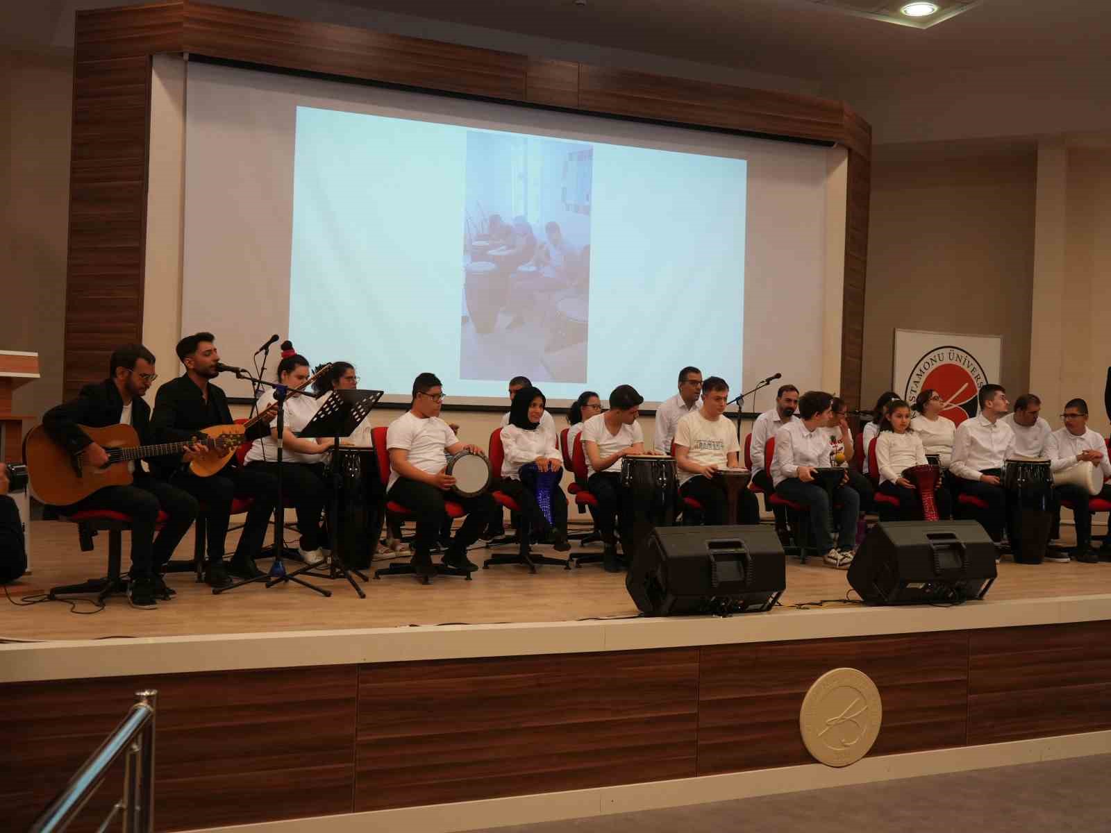 Özel bireyler, verdikleri konserle büyük alkış topladı