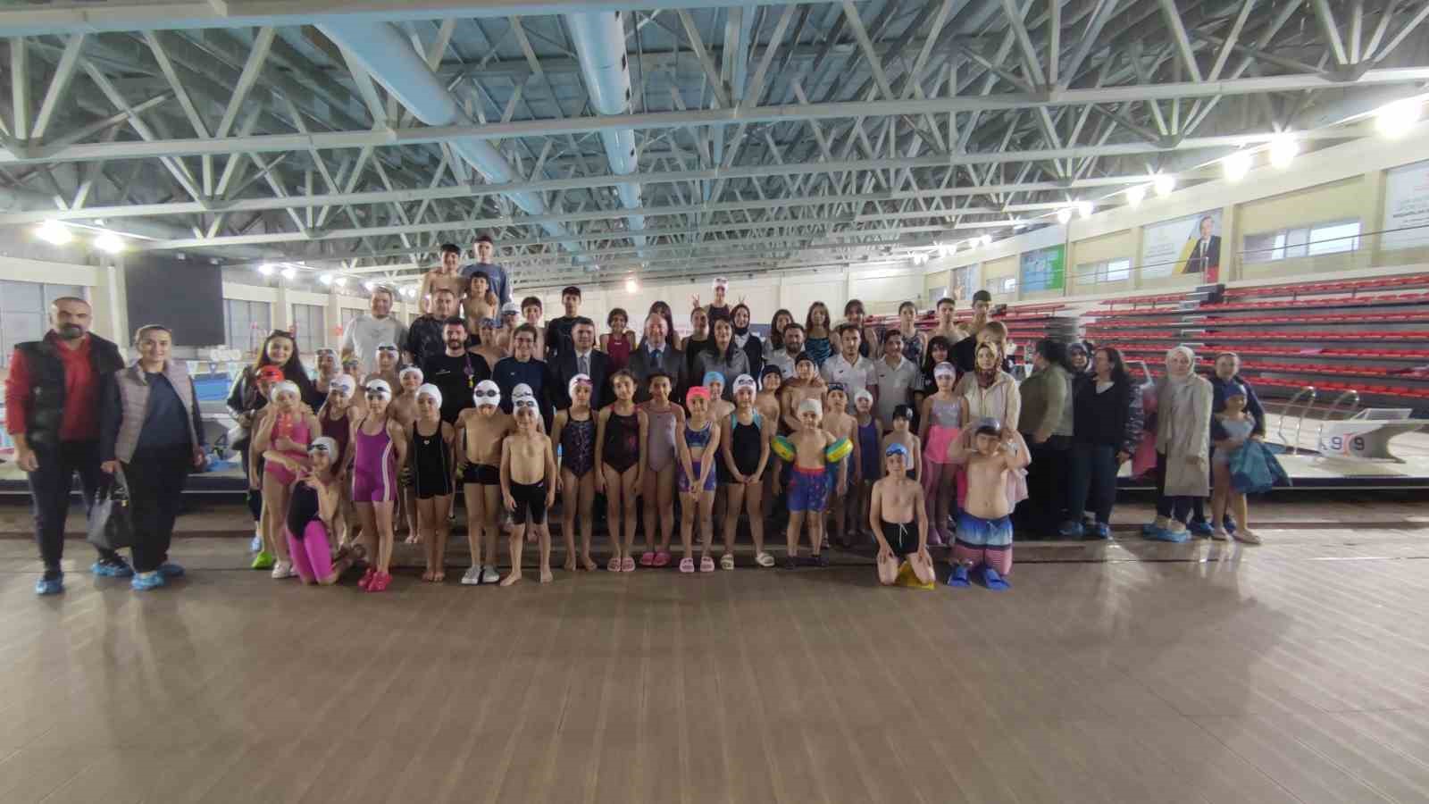 &Ccedil;akmur&rsquo;dan gen&ccedil; kula&ccedil;lara en tatlı moral
