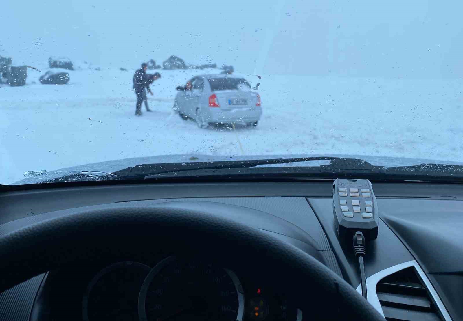 Erzurum’da araçlar karlı yolda kaldı, offroadçular yardıma koştu