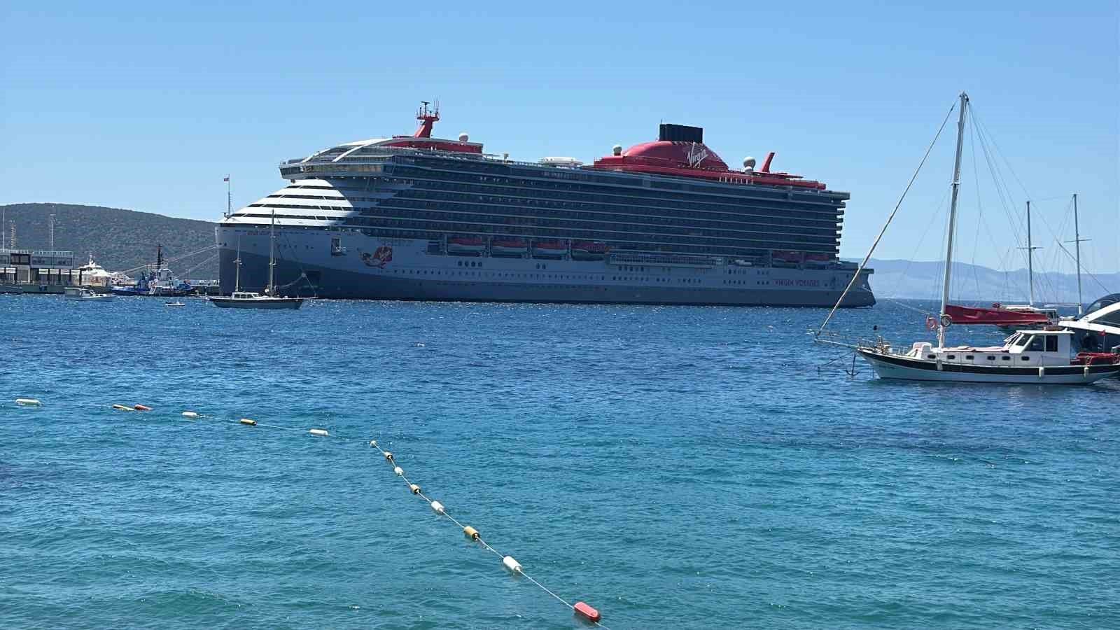 Bahamalar bayraklı kruvaziyer Bodrum’a demir attı